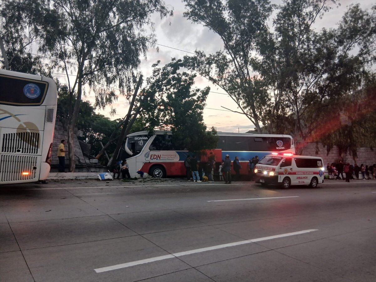 bus-colisiona-contra-muro-en-ruta-al-atlantico;-pasajero-coreano-resulta-herido
