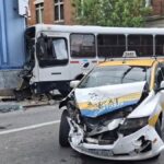 omnibus-se-incrusto-en-un-colegio-en-el-cordon-tras-chocar-con-un-taxi:-hay-once-heridos