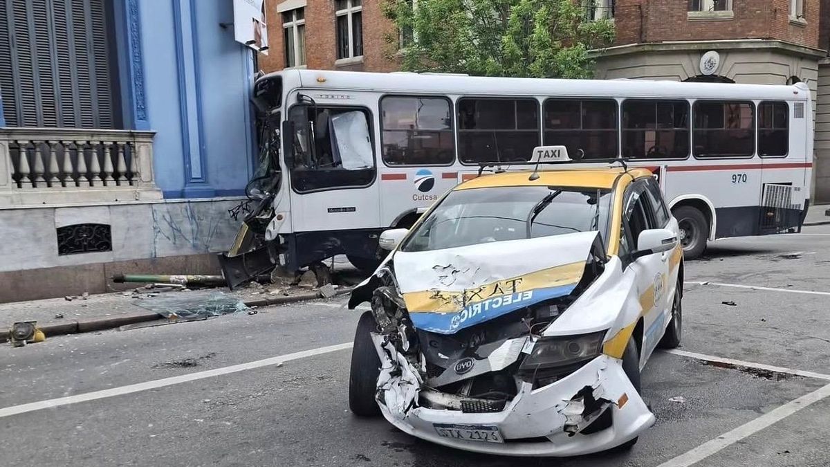 omnibus-se-incrusto-en-un-colegio-en-el-cordon-tras-chocar-con-un-taxi:-hay-once-heridos