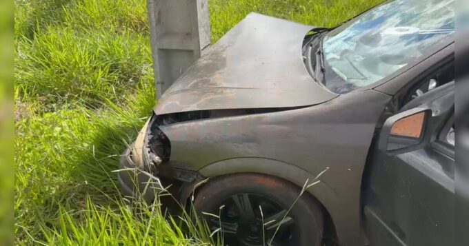carro-com-oito-pessoas-bate-contra-poste-e-deixa-duas-mulheres-feridas-em-arapongas